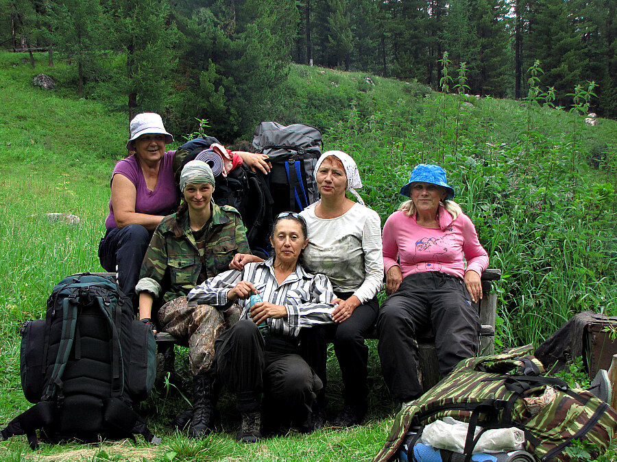 Иди дача. Пенсионеры в походе. Пенсионеры в горах. Старушки в походе. Походы девушки пенсионерки.