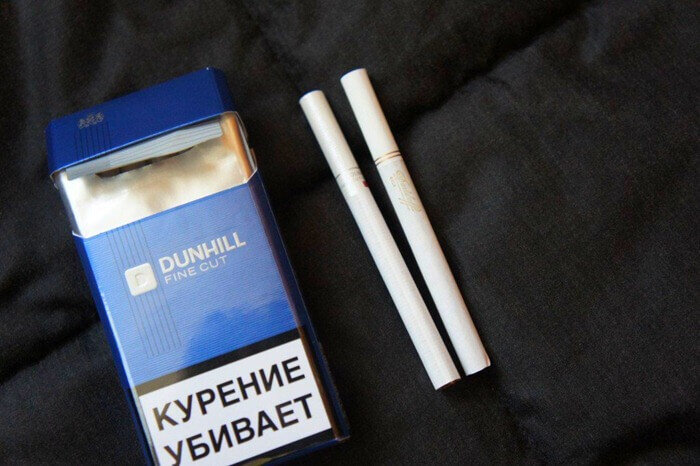 Ключевым событием в истории этих сигарет стала Первая мировая война. Воспользовавшись активной пропагандой табакокурения на фронте, Альфред Данхилл, ранее открывший маленький табачный магазинчик в Лондоне, стал отправлять на передовую целые блоки сигарет. Так, слух об уникальном крепком вкусе премиального табака добрался до королевского дворца, а далее – пролетел по всему миру. Цена сигарет Dunhill обусловлена многими факторами, начиная от мягкого благородного вкуса, достигаемого за счет особой технологии нарезки табака, заканчивая уникальной стильной упаковкой.
