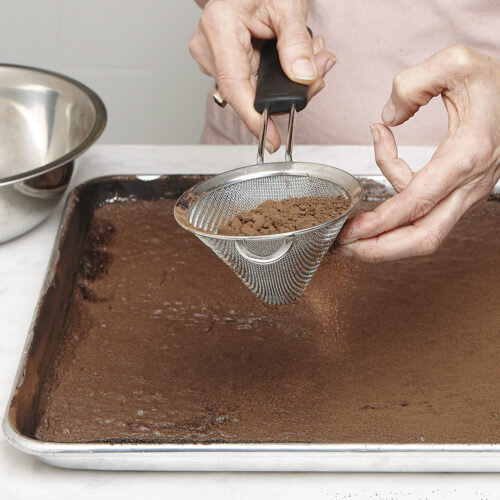 Что бы верх торта был менее липким посыпьте его порошком какао