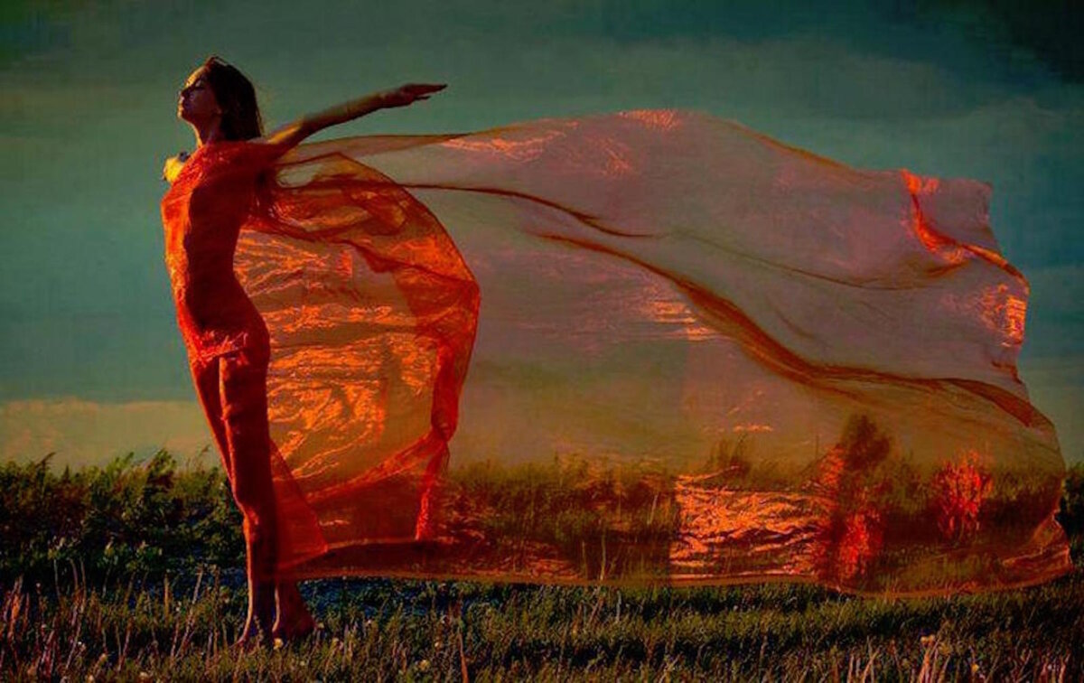 Восток сектор, который связан с семейными отношениями, Его энергия влияет на обустройство и организацию быта, текущие расходы. Если сектора нет или он «страдает» от входной двери или санузла, то это вызывает разногласия в семье, проблемы между поколениями, трудности у мужчин 30-45 лет.
Стихия сектора – Дерево, поддерживающая стихия – Вода.
Цвета сектора – все оттенки зеленого и синего, можно немного красного.
Число сектора – 3, благоприятные формы – извилистые, формы вертикального прямоугольника, цилиндра.
Чем усилить Восток? 