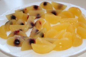 Полезный мармелад
Ингредиенты:
▪️Сок 200 мл, подойдёт любой на ваш вкус (желательно без сахара)
▪️желатин быстрорастворимый 20 гр, его можно заменить агар-агаром 
▪️подсластитель по вкусу и по желанию , у меня жидкая натуральная стевия

Приготовление:
1. Выливаем сок в кастрюлю, добавляем желатин, даём ему набухнуть, затем добавляем подсластитель и сах зам, Подогреваем на плите постоянно помешивая до полного растворения, но не кипятим!!
2. Когда желатин растворится(понадобится не больше минуты) выливаем в формочки небольшие, я использовала для кексов силиконовую ) убираем в холодильник застывать, если хотите чтоб быстрее застыл можно минут на 40 убрать в морозилку )

Вкусные рецепты