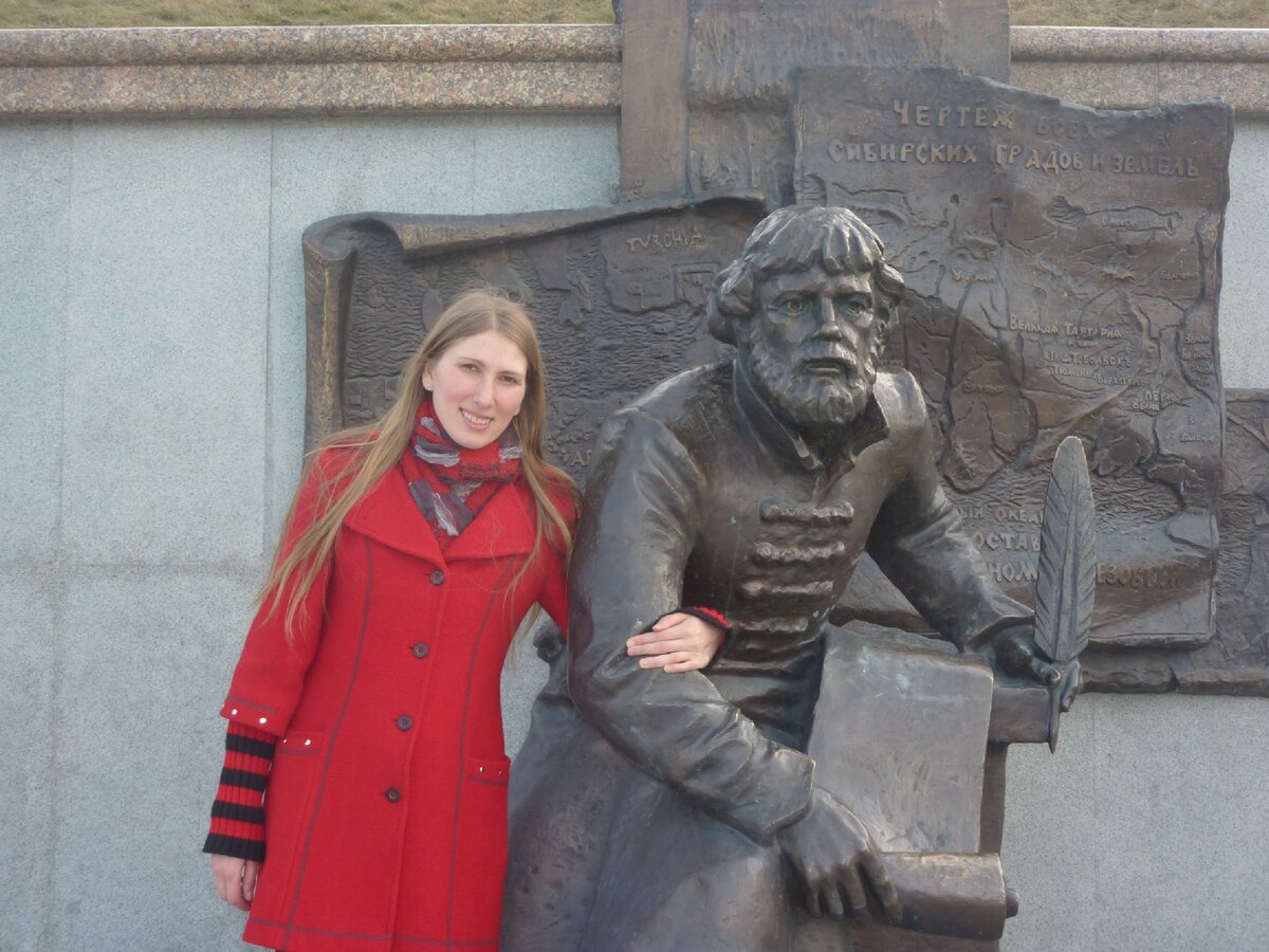 Я на набережной г. Тюмень. Там много интересных скульптур. Фото из личного архива.