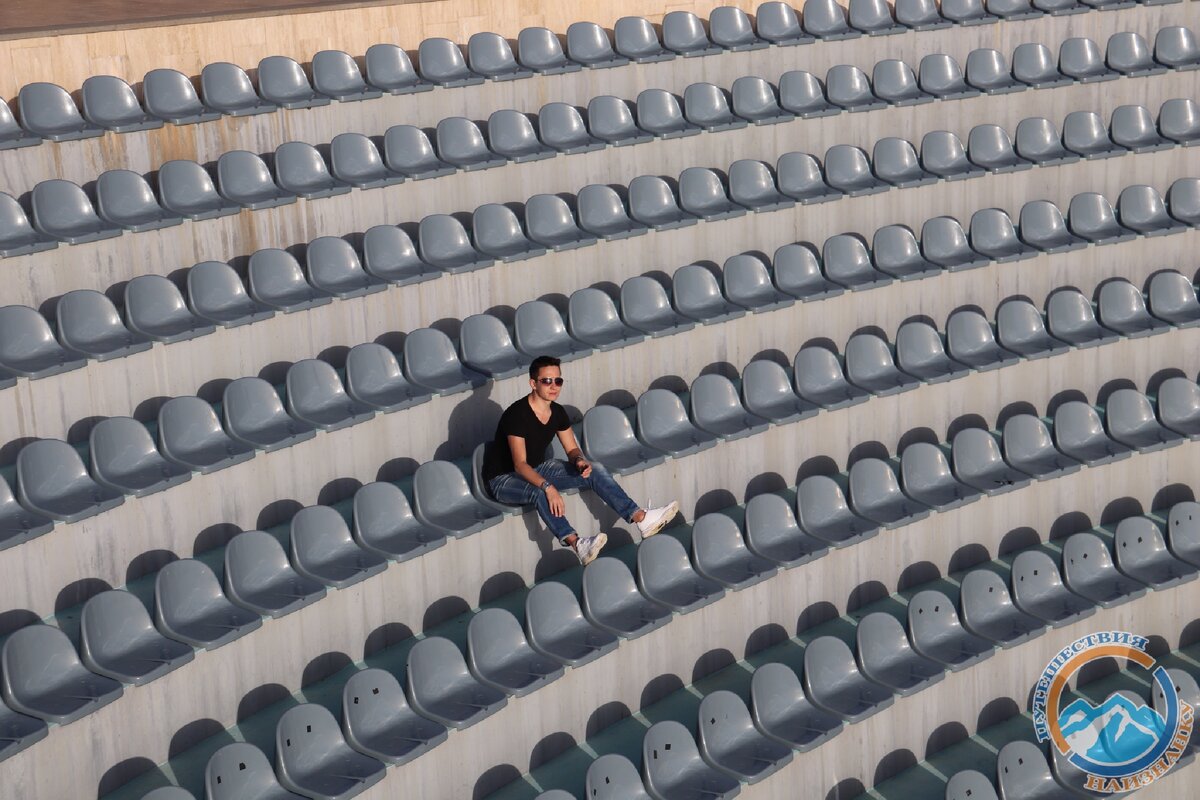 трибуны на обзорной площадке “I love Alanya” в Алании (фото автора)