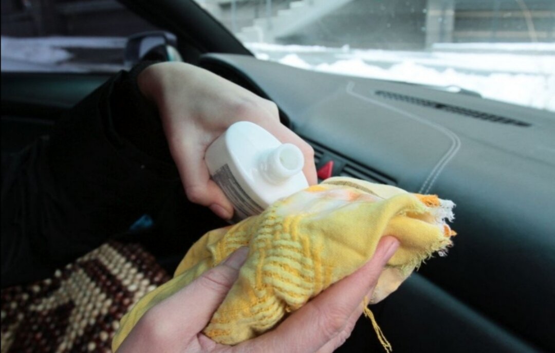 Средство от проблем со стеклами внутри салона — обычный крем для бритья. Если нанести его на стекла, а затем протереть сухой ветошью, на поверхности образуется микропленка, препятствующая запотеванию, а значит, и обледенению. В качестве альтернативы крему для бритья иногда используют обычное мыло, но пользоваться им неудобно, да к тому же велика вероятность, что на стекле останутся развод. 

Даже если крема для бритья у вас нет, магазинов, где можно его купить, куда больше, чем торгующих автохимией. Кроме того, он дешевле и экологичнее промышленных "антизапотевателей".