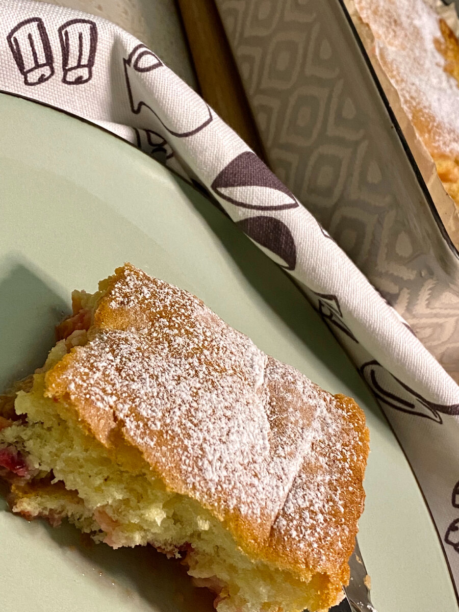 Шарлотка со сливами