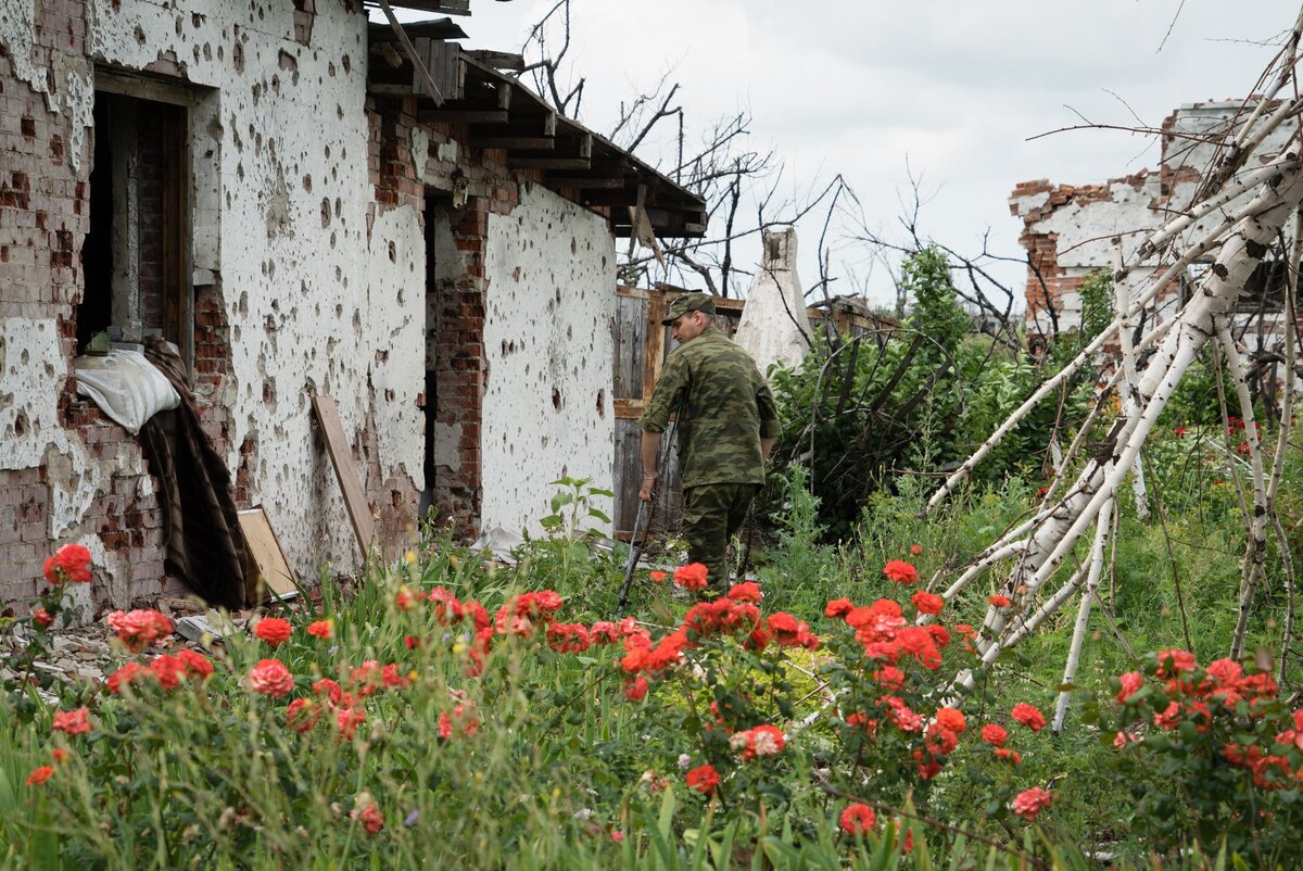 Недалеко от Донецкого аэропорта.
