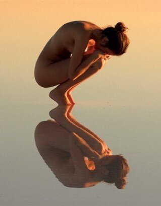 В этом смысле указываю вам на одну из возможных причин нарушений в работе щитовидной железы, а именно “сексуальные предпосылки”, от описанных Фрейдом стадий психосексуального развития: оральной (0 – 18 мес.); анальной (18 мес. – 3 года); фаллической (3 года – 6 лет); латентной (6 – 12 лет); и генитальной (период полового созревания и до 22 лет) до нынешних взаимоотношений в корне проблем которых: