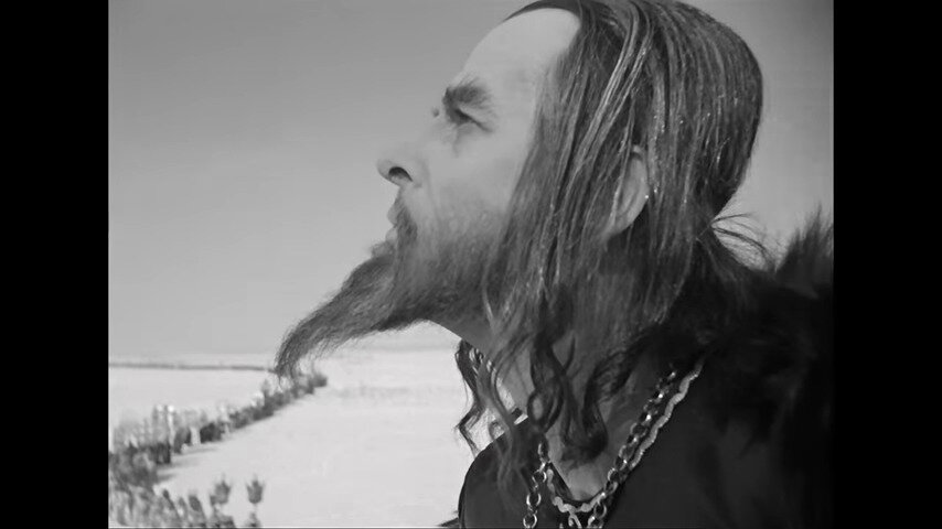 И здесь одна борода и привлекает внимание.