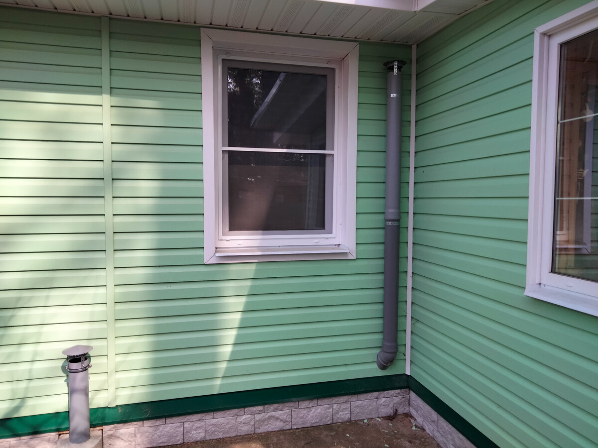 Слева - приток, справа - вытяжка