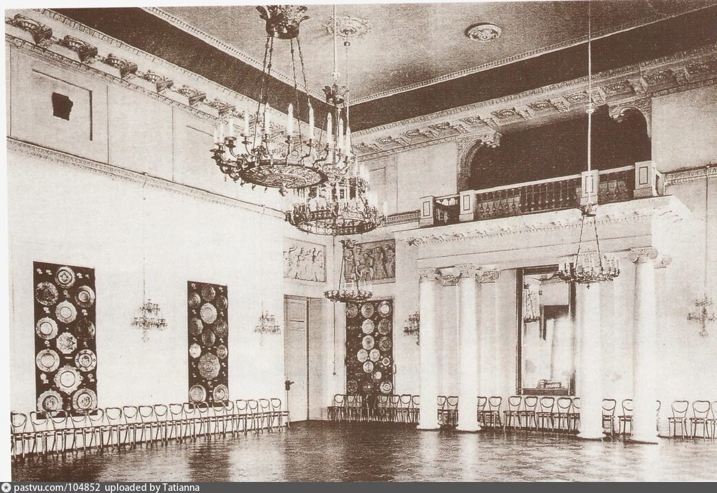 Белый (танцевальный) зал дома генерал-губернатора, 1890 г. (фото pastvu.com)