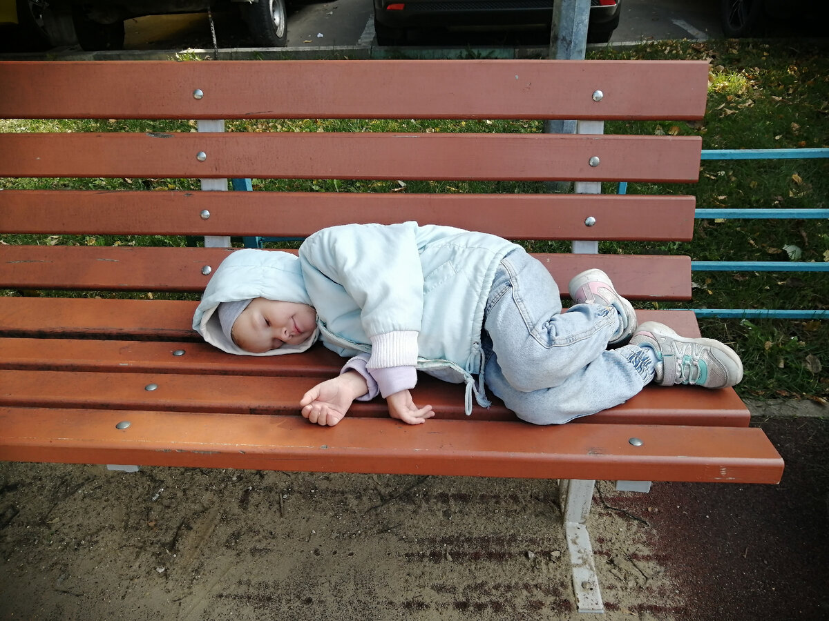 Ну это типа для иллюстрации права на жилье. Фото автора. Девочка устала)) 