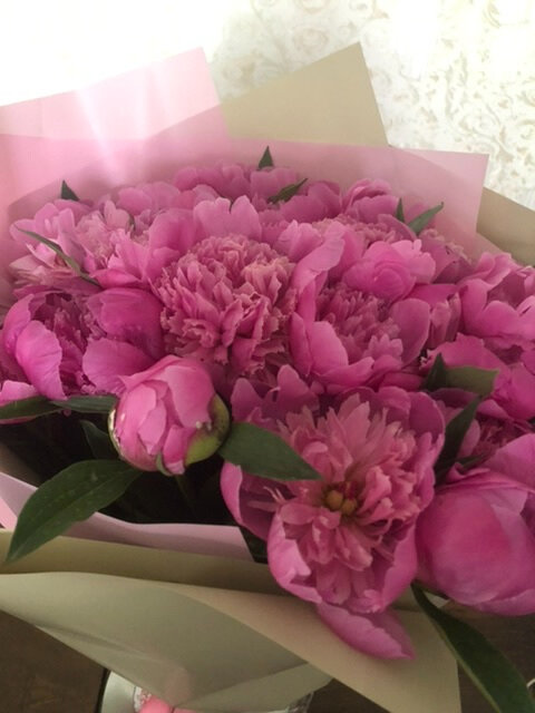 Букет не поймала, но без цветов не осталась 