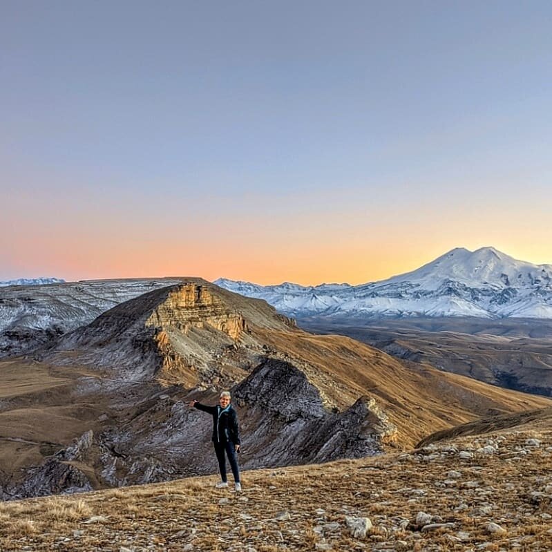 В белоснежно-розовом одеянии величественно виднеется вдали его величество Эльбрус.