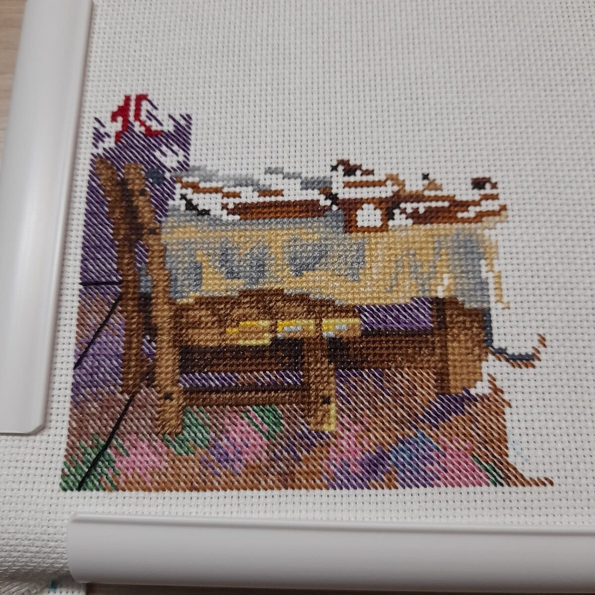 Елена Кошелева ударными темпами трудится и вышивает мебель в доме синих котиков