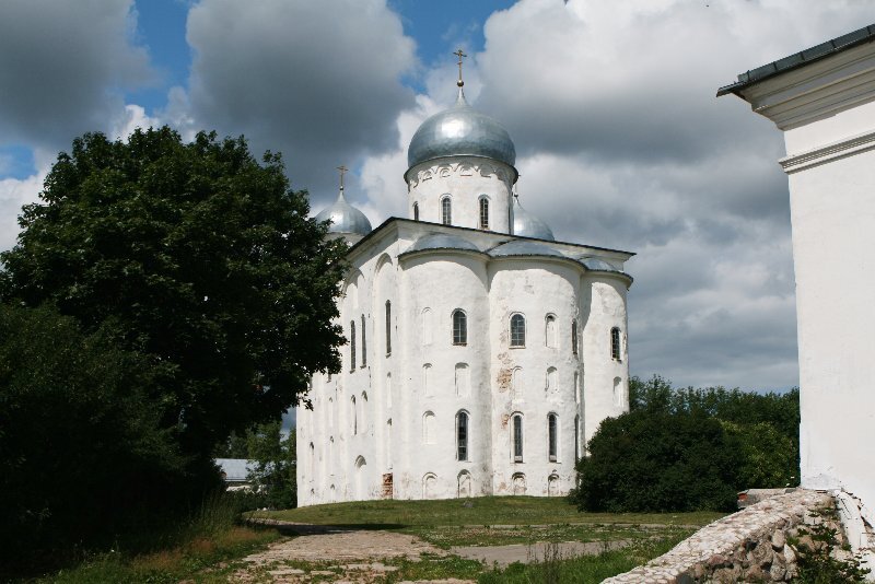 Церкви новгорода 12 век. Юрьев монастырь Великий Новгород 13 век. Церковь 12 века Великий Новгород.