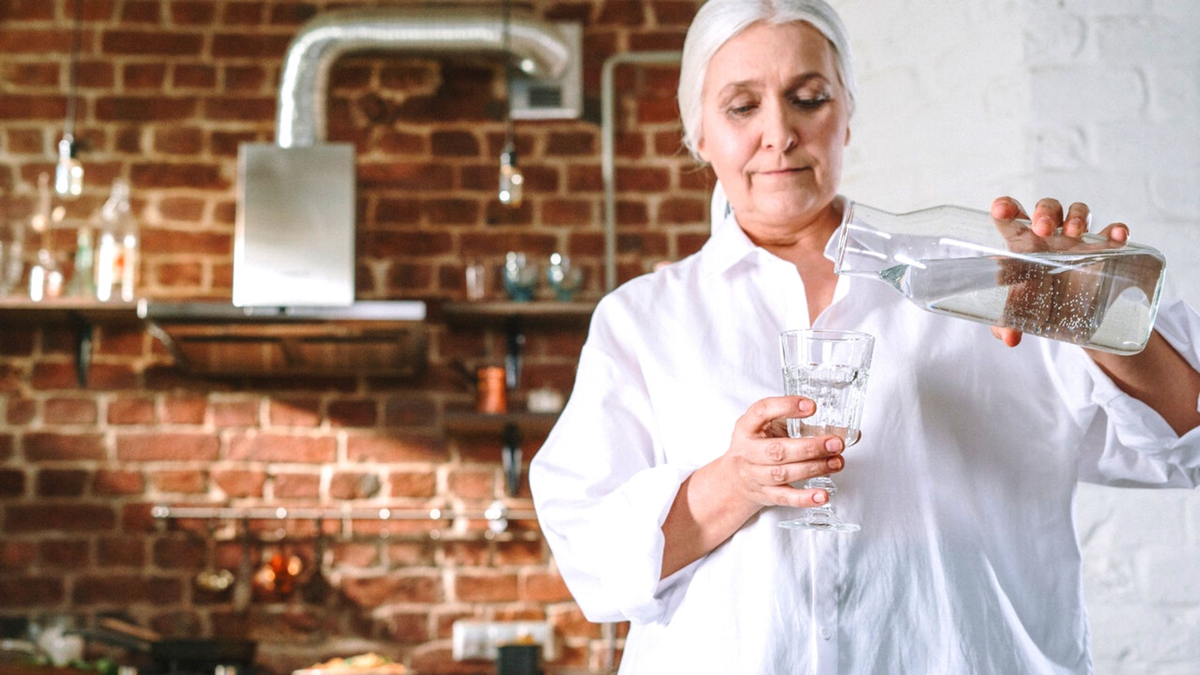 Создайте для себя новую привычку - каждый день пить чистую воду.