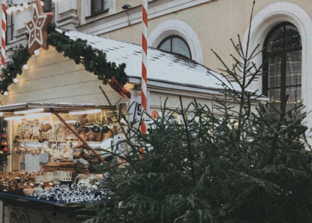 Вот такие пряничные домики в прошлом году украшали Малую Садовую улицу.