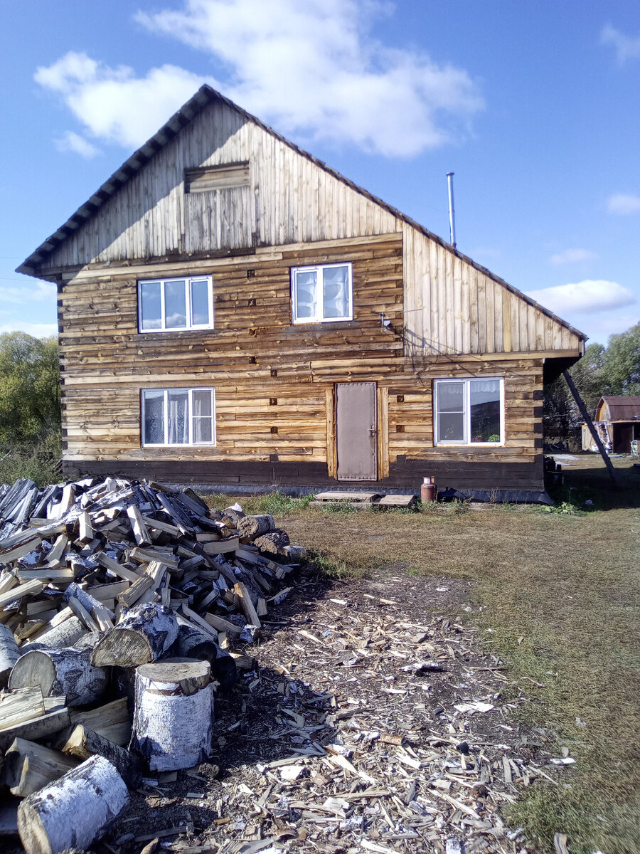 наш дом после третьего года с момента заселения нашей семьёй. На втором этаже лежит утеплитель для обшивания стен дома.