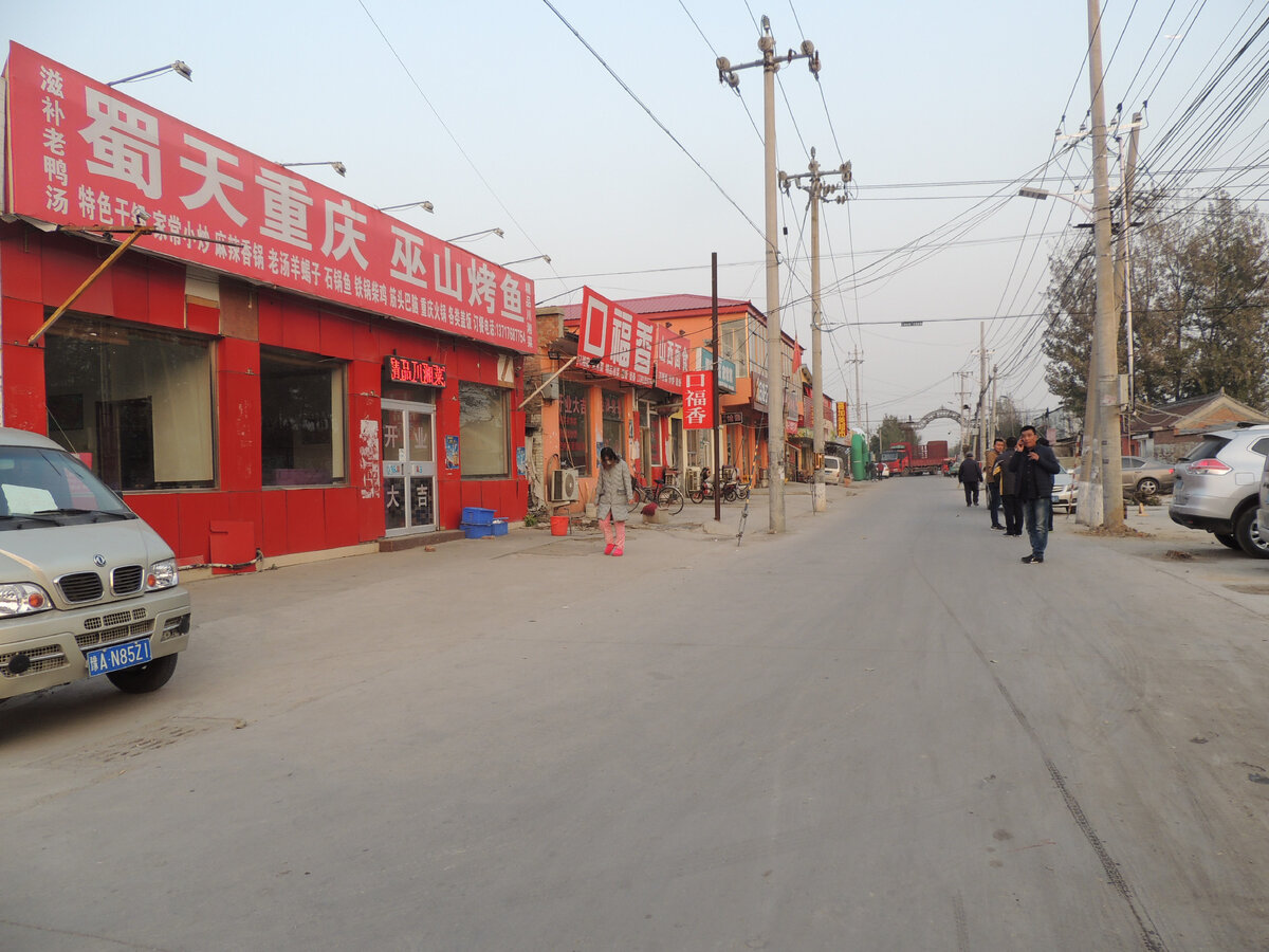 Улочка окраины города Тайюань, Китай.