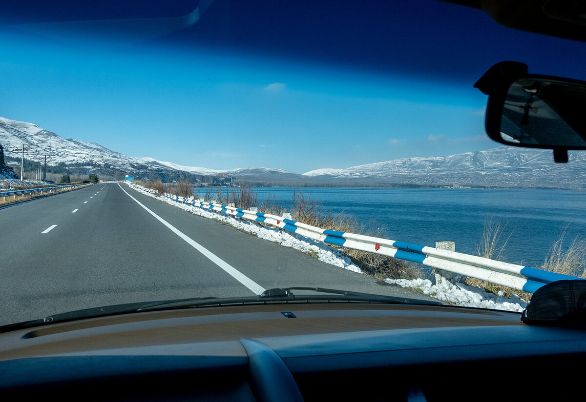 Фото из машины вдоль Севана