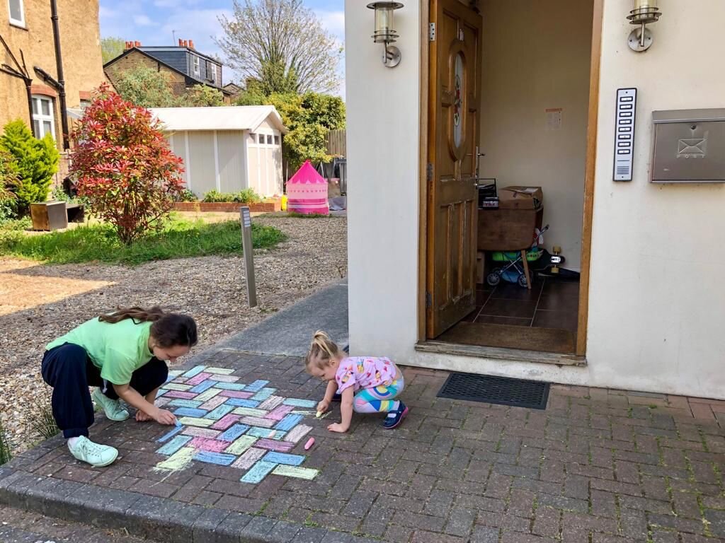 Дочка постоянно придумывает интересные занятия для ребенка