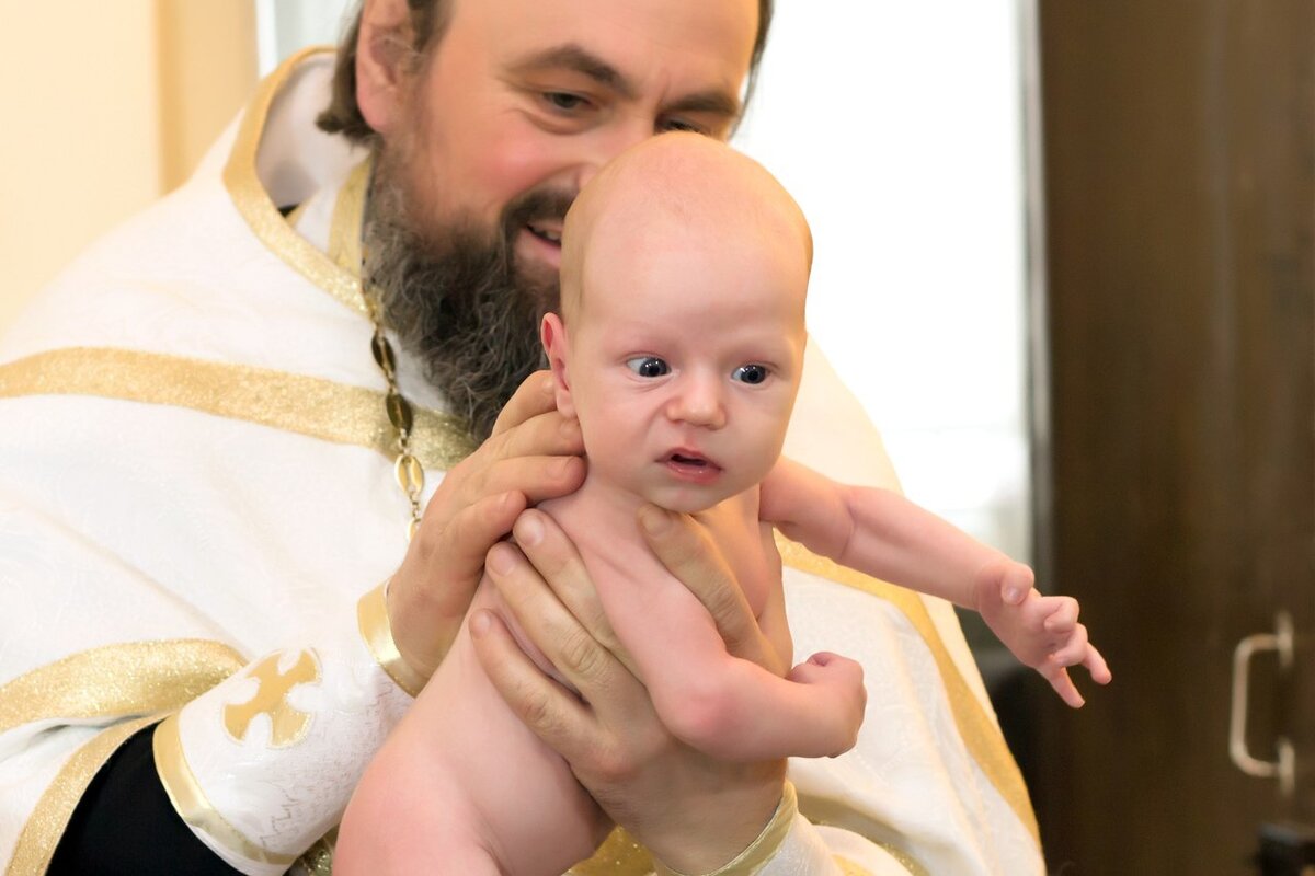 "Так что же дает Крещение?" - читается во взгляде маленького человечка, приготовившегося погрузиться в Купель...