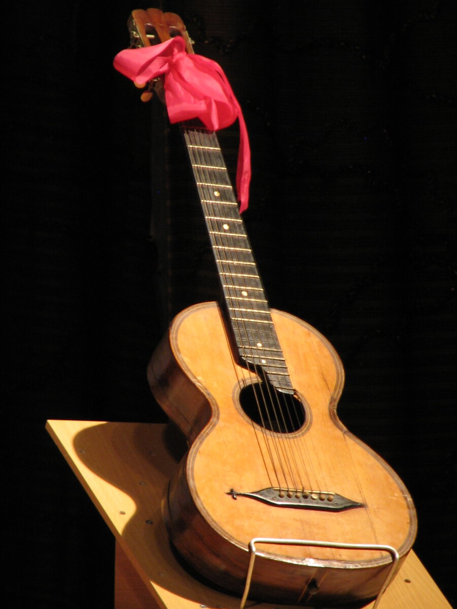 200-летняя гитара из дома друзей Б. Окуджавы, на которой он, вероятно, играл (сейчас - экспонат музея школы пос. Ерденево, Калуж. обл.)