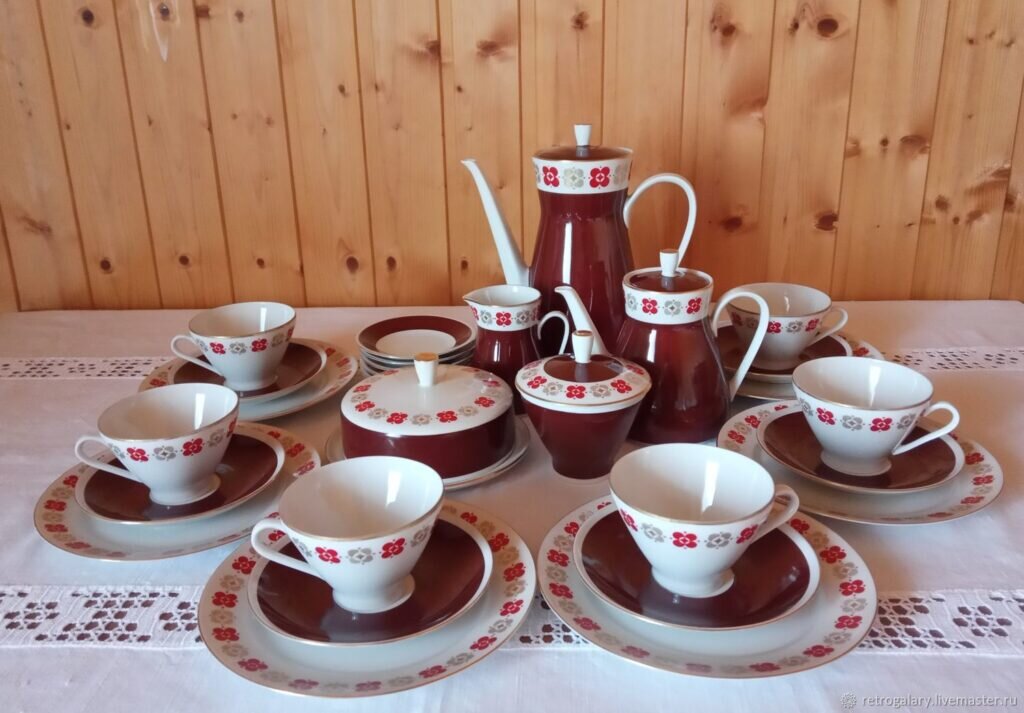 Во многих семьях до сих пор украшением стола является чайный сервиз ГДР советских времен из фарфора. Именно такими предметами посуды украшались столы послевоенного времени.