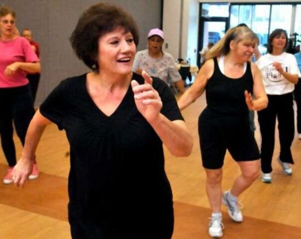 занятия танцами для взрослых. танцы для начинающих в 50 лет. танцевальная аэробика для пожилых. групповые занятия долголетия. танцевальный фитнес.