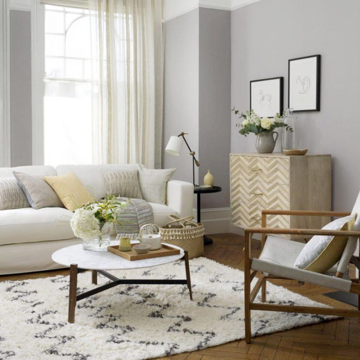 Ковер в интерьере  современной гостиной в скандинавском стиле.