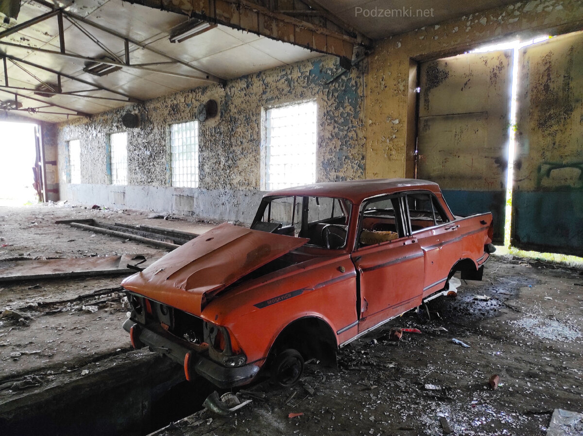 Нашел старые советские авто в заброшенном селе. Запорожец, Москвич и ИЖ в  забытом ангаре | Pod | Gorod | Дзен