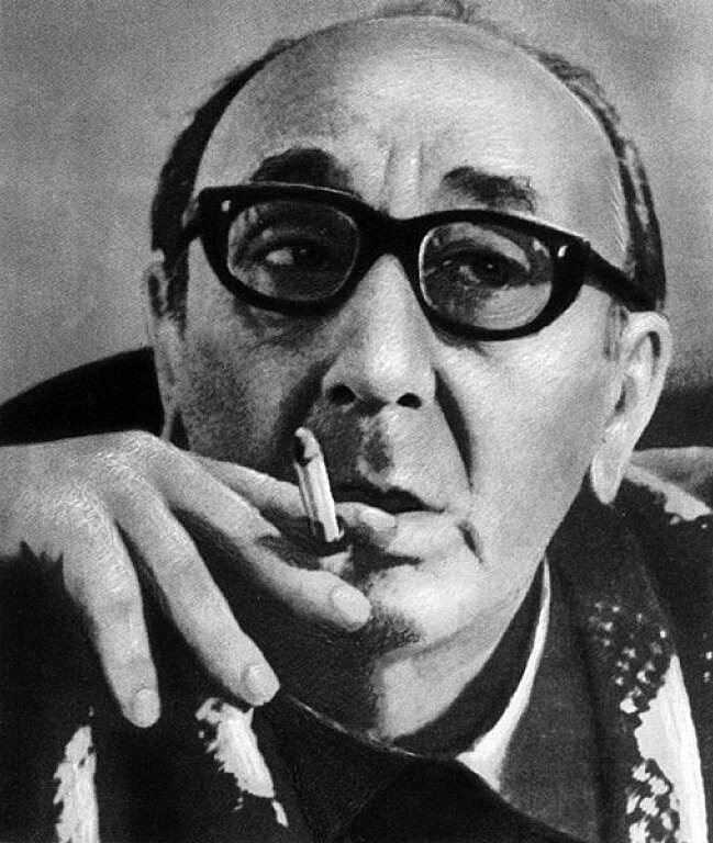 Михаил Михайлович нервно курит от того,что ты не понимаешь сути юмора 