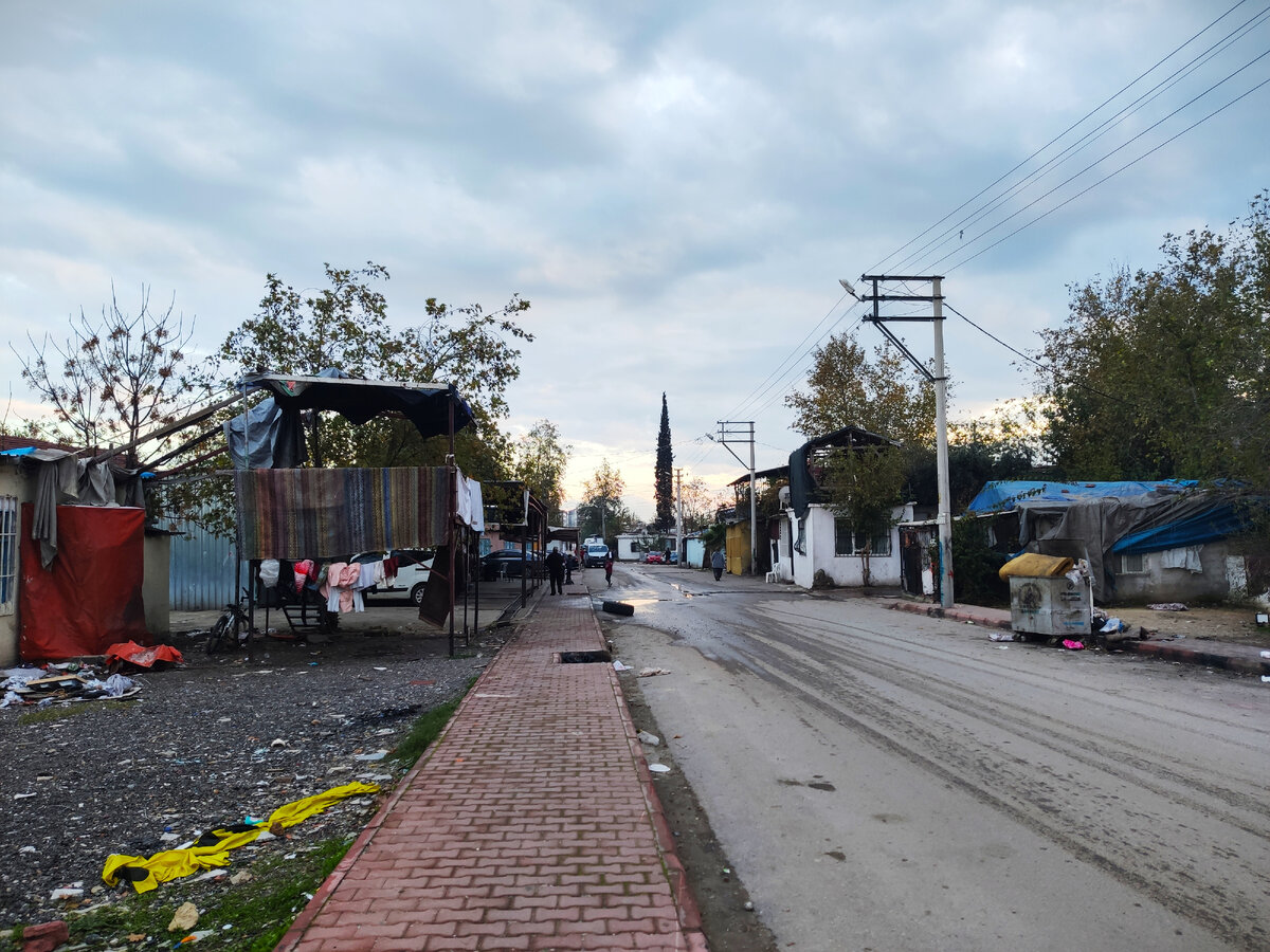 Главная улица Зейтинкёй уходит в недра цыганского гетто. Личный архив