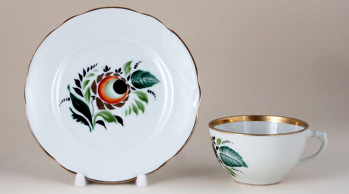 Сергей Чехонин (эскиз). Чайная пара и пирожковая тарелка. 1926–1930. Дулёво. Высота чашки 5 см. Диаметр блюдца 9,5 см. Диаметр тарелки 17 см. Аукционный дом «Литфонд». Источник: ru.bidspirit.com