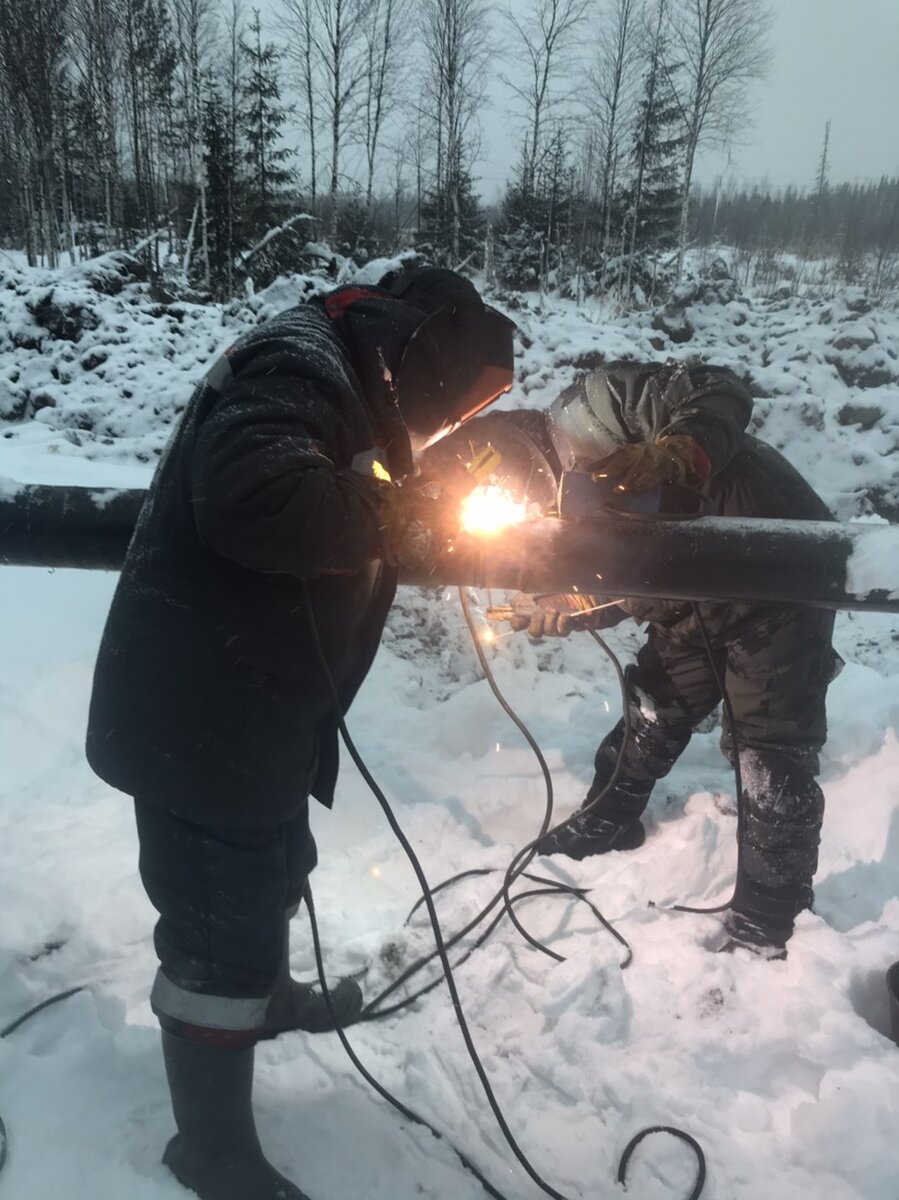 Человечество веками изобретало различные механизмы и детали, а также добивалось их унификации. Всё это преследовало три цели:

массовость производства;

удешевление конечного продукта;
https://clck.ru/ajb52 от потенции 
скорость изготовления.

Так что со временем стало возможно готовить квалифицированные кадры, способные производить материальные блага в короткие сроки и по приемлемой цене.

Итак, из названия профессии понятно, что монтажник – это рабочий специалист, который занимается сборкой различных конструкций, узлов, механизмов, приборов из отдельных готовых частей.

В более узком смысле под монтажниками понимают специалистов строительной отрасли. Они производят соединение и закрепление различных систем – от стеновых панелей и потолочных перекрытий при возведении дома до монтажа систем вентиляции, отопления, бытовой техники и т.д.

Понятно, что каждый монтажник специализируется на какой-то отдельной сфере в отдельной отрасли. В Едином тарифно-квалификационном справочнике рабочих профессий (ЕТКС) перечислено свыше сотни различных направлений народного хозяйства, где задействованы монтажники. Это уже само по себе говорит о востребованности представителей данной профессии.

Перечислим основные направления, где применяется труд монтажников:

строительство зданий и сооружений (сборка бетонных блоков, готовых металлоконструкций, систем отопления и т.д.);

связь и телекоммуникации (монтаж телефонных и оптоволоконных линий, оборудования вышек сотовой связи, теле и радиовышек);

производство товаров народного хозяйства (радиоэлектроника, микроэлектроника и т.д.);

установка и пусконаладка производственного оборудования (горная промышленность, металлургия, химическая промышленность, сельское хозяйство и т.д.);

сфера искусства. В быту людей, которые монтируют пленку, называют монтажерами, однако, ЕТКС их тоже причисляет к «монтажникам».