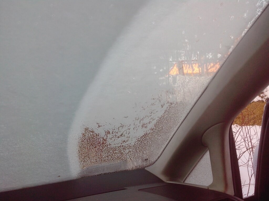 Потеет машина в дождь что делать. Протирает запотевшее стекло. Запотели стекла в машине. Замерзшее стекло машины изнутри. Потеет стекло в автомобиле.