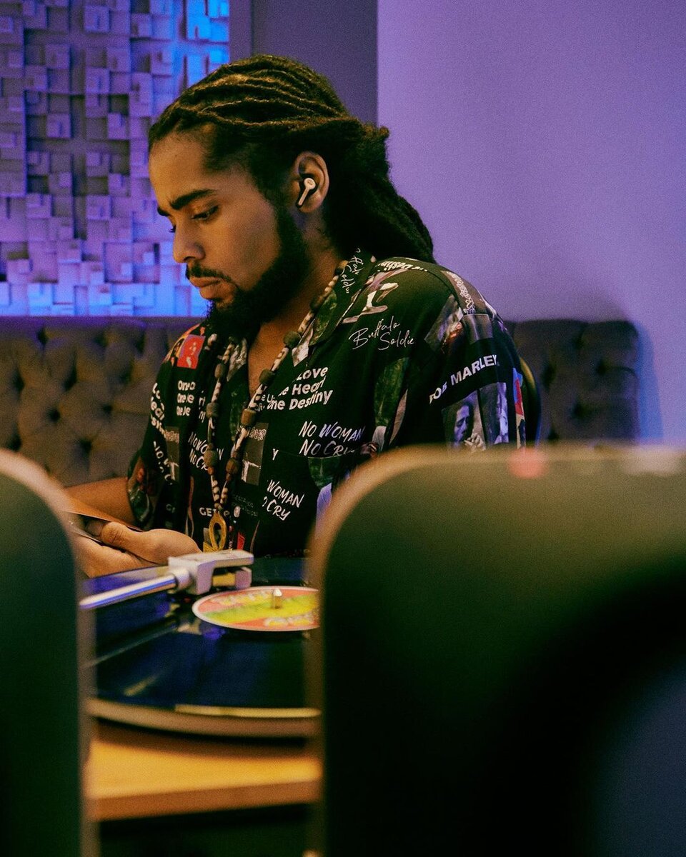 Скип Марли в наушниках House of Marley Rebel True Wireless Earbuds Signature Black