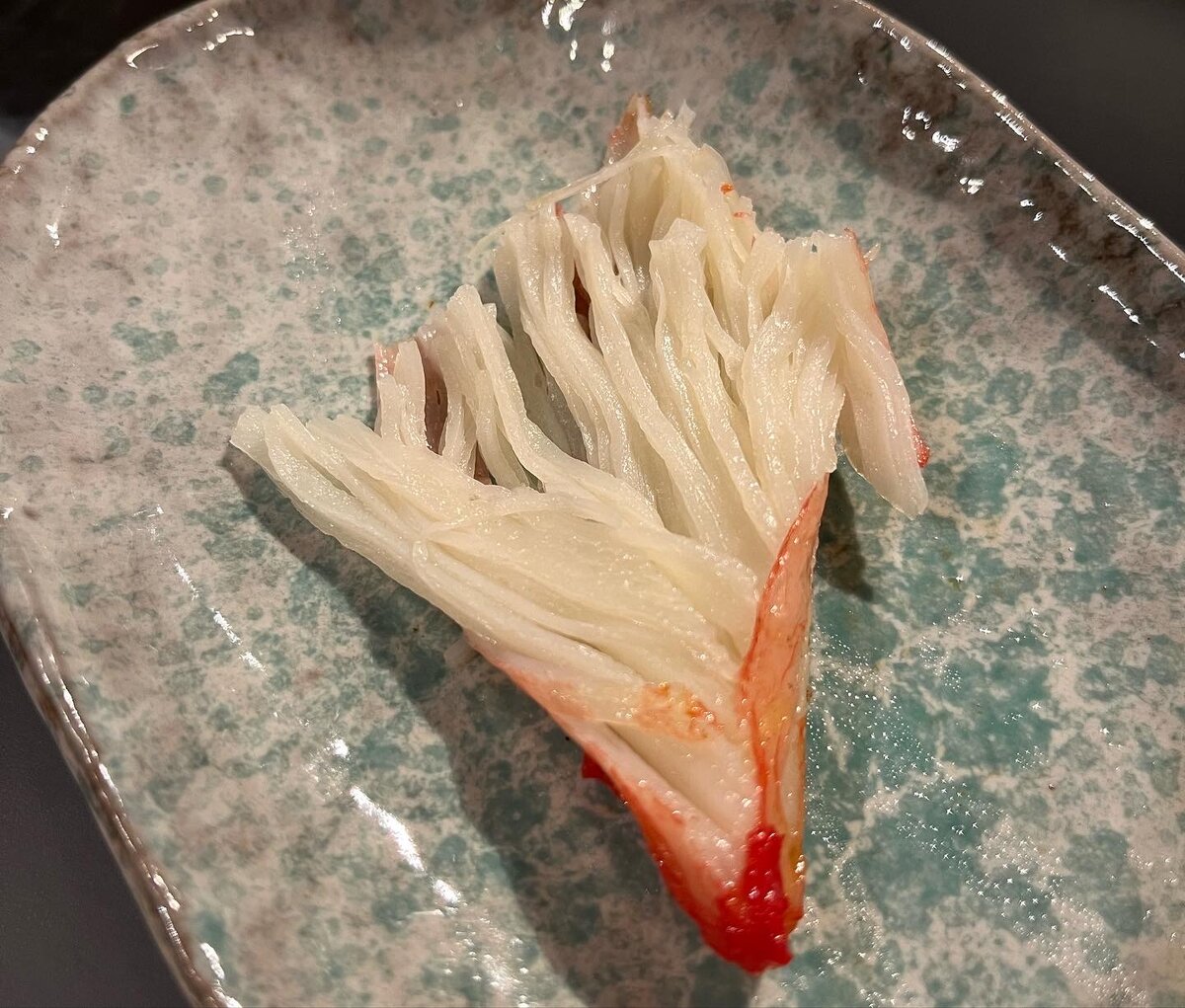 В Японии крабовые палочки готовят из белой рыбы, в основном семейства тресковых, с добавлением крахмала, растительного масла, пищевого красителя, соли, сахара и других специй (у каждого производителя-2