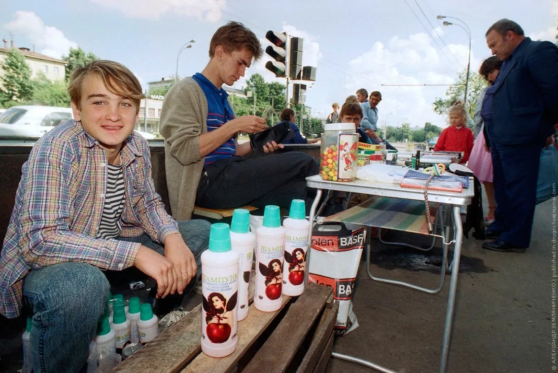 примерно так и я сидела. Разным торговали. Яндекс картинки из свободного доступа