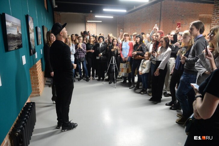 Рома Зверь проводит личную экскурсию по своей фотовыставке «Моменты» в Екатеринбурге в 2018 году. Фото: e1.ru