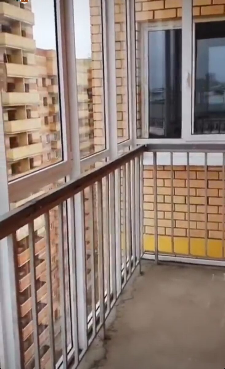 На одном объекте, который я продавал будучи риелтором, был проект, где с лоджии возможно было видеть, что делается на кухне