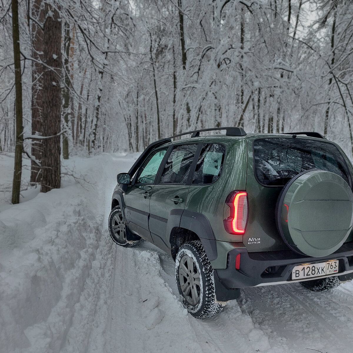 Задние фонари на LADA Niva Travel полностью светодиодные.