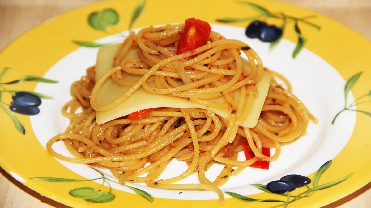 Спагетти с морковью. Спагетти с вешенками. Вермишель с морковью. Макароны с морковью и луком. Спагетти с луком.