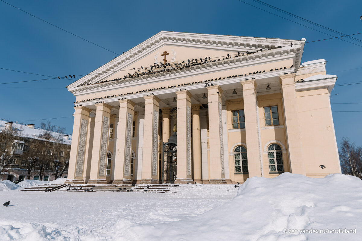 Обычно в России храмы приспосабливали под клубы и кинотеатры, а с этим Домом культуры случилось ровно наоборот 