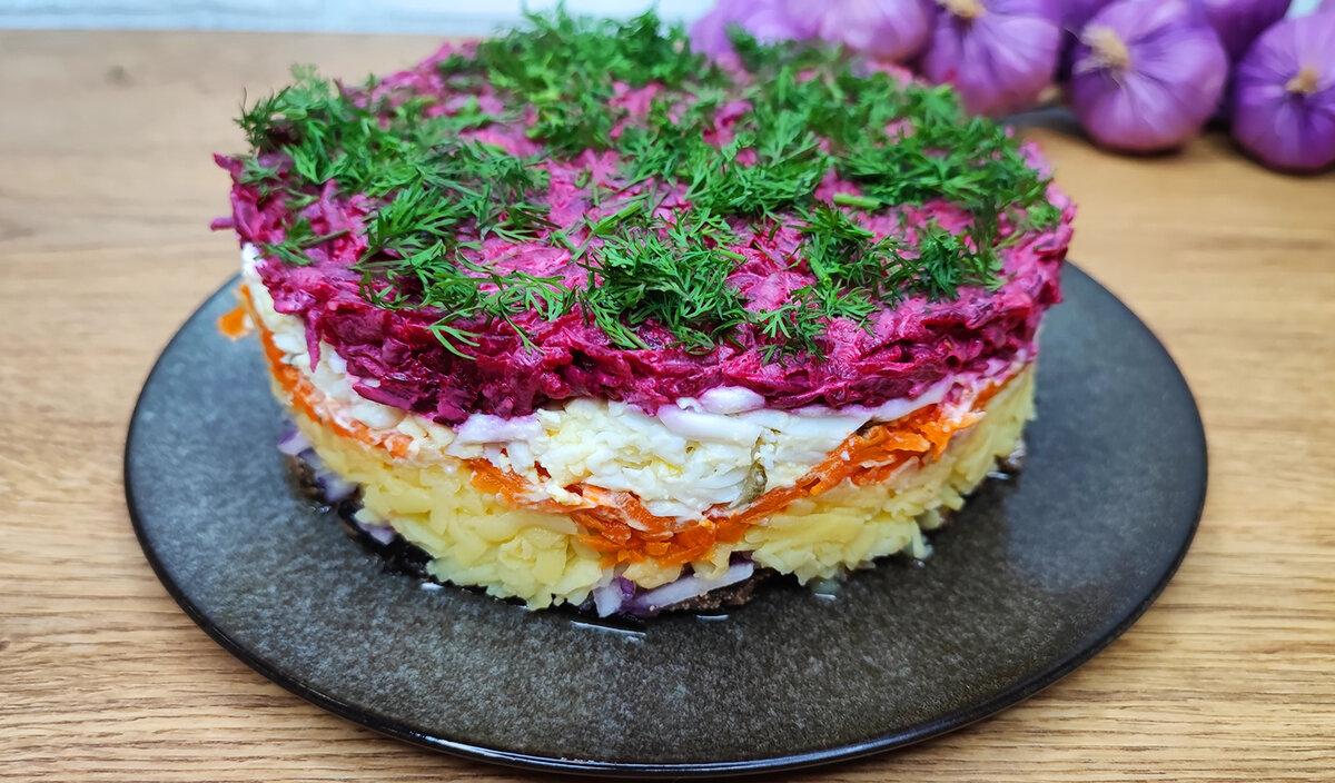 очень вкусный салат со шпротами. лучший салат со шпротами рижское золото на новогодний стол. украшение салата шпротами. салат радуга с шпротами рецепт классический. салат со шпротами и рисом.