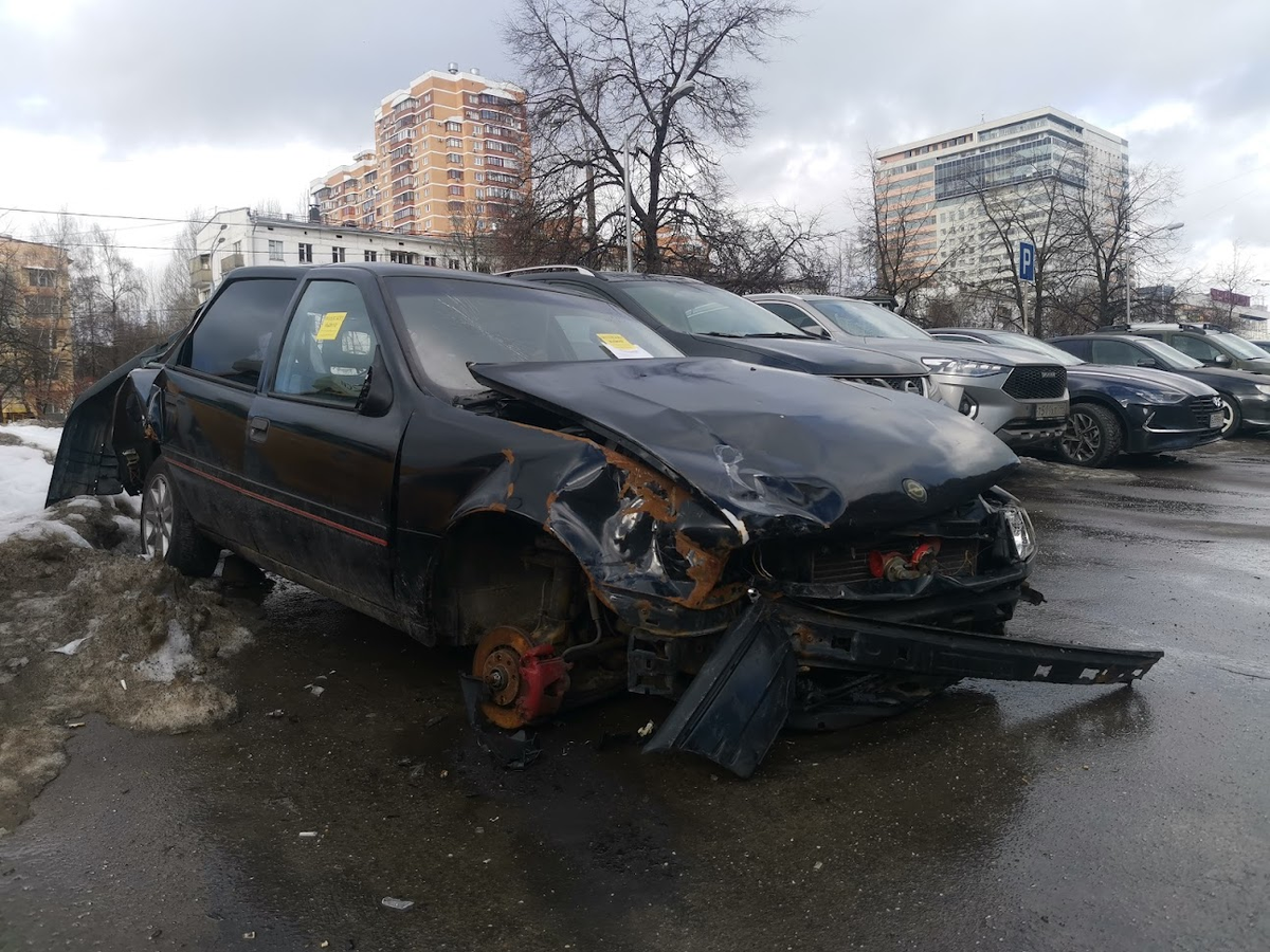 Брошенный автомобиль во дворе мешает парковке? Рассказываю, как от него  быстро избавиться | АВТОМОБИЛИ И ПУТЕШЕСТВИЯ | Дзен