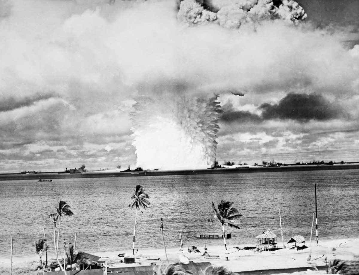  
США произвели взрыв водородной бомбы на атолле Бикини
