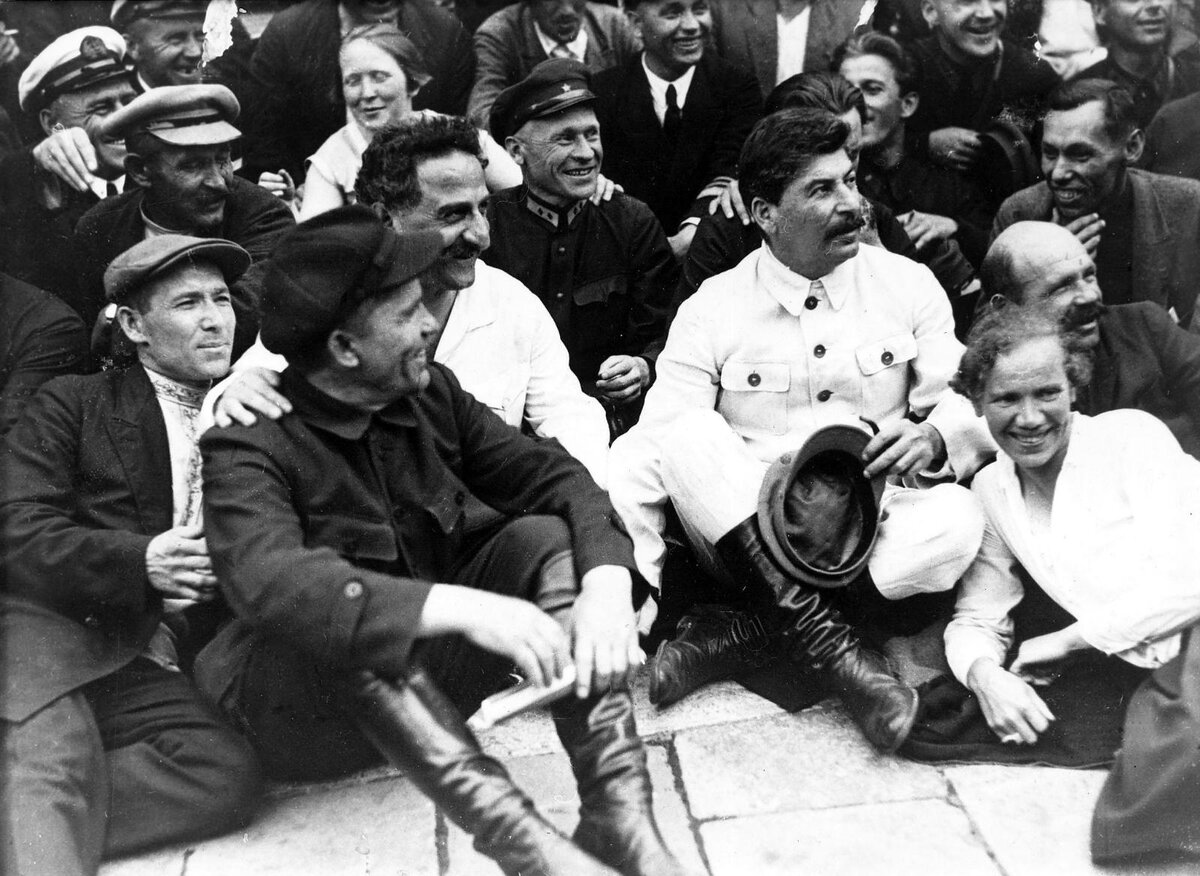 Сталинские друзья и фавориты: бандит, осведомитель, предатель и ренегат ...