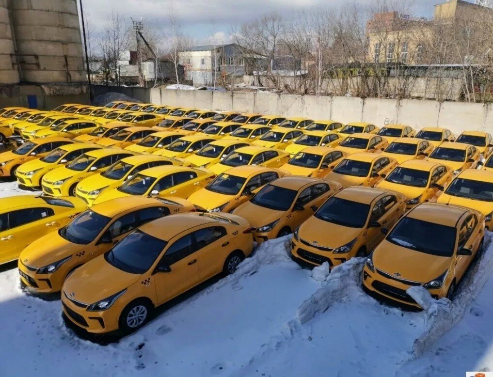 Таксомотор аренда. Много желтых машин. Стоянка жёлтых машин. Автопарк желтых машин. Парковка желтых машин.