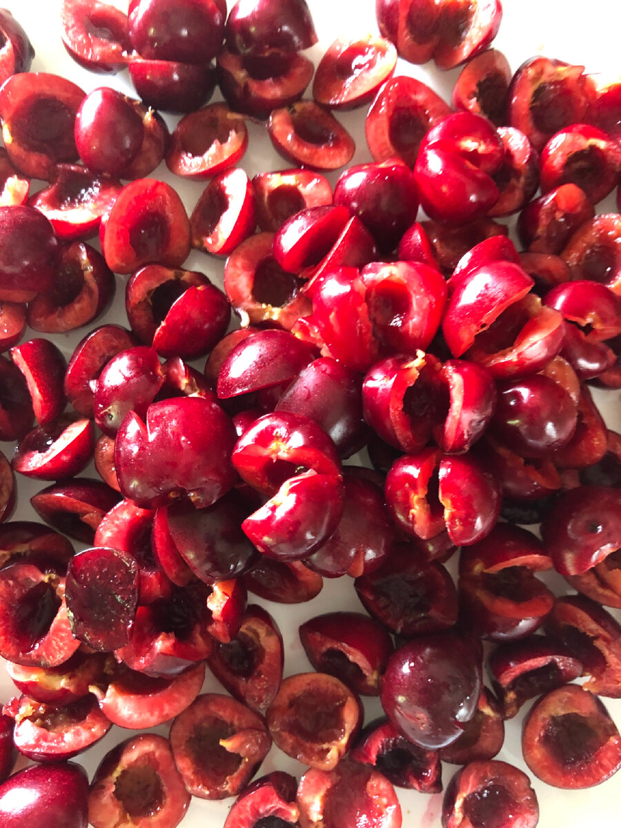 Из спелой черешни и вишни🍒  удалить косточки. 
Варим сироп из небольшого количества воды ( буквально 1/2 стакана или чуть больше) и сахара, опускаем в сироп черешню и вишню, и сразу же снимаем с огня. Оставляем ёмкость с вишней на ночь.
Утром сливаем сироп или вынимаем ягоды . Сироп довести до кипения, вернуть в него ягоды , снова убрать с огня. Оставить черешню и вишню 
 в сиропе до вечера.